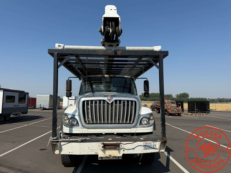 2014-international-7500-4x4-terex-bucket-truck-image-2
