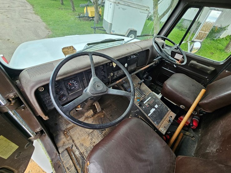 #2079-•-1988-international-water-truck-image-44