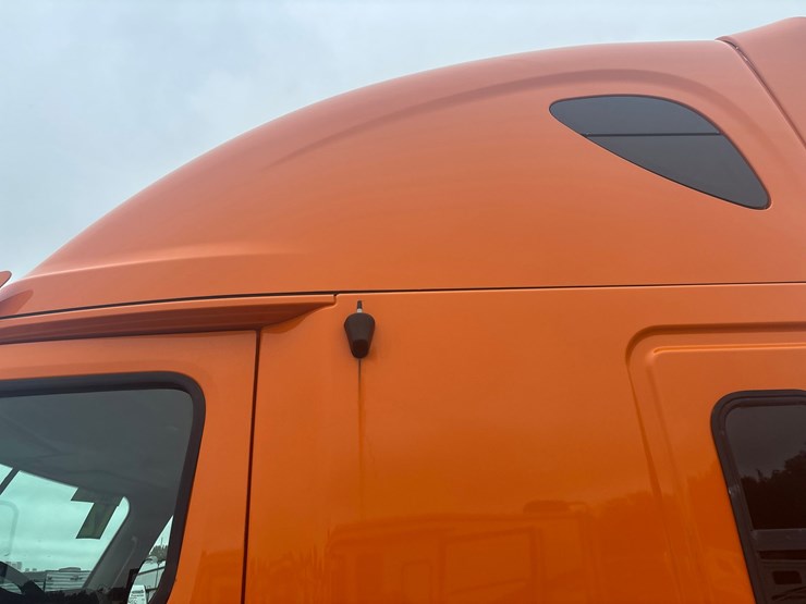 #2335-•-2012-freightliner-cascadia-sleeper-cab-truck-tractor-image-16