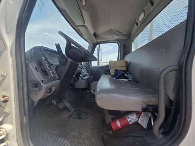 2014-freightliner-m2-106-image-6