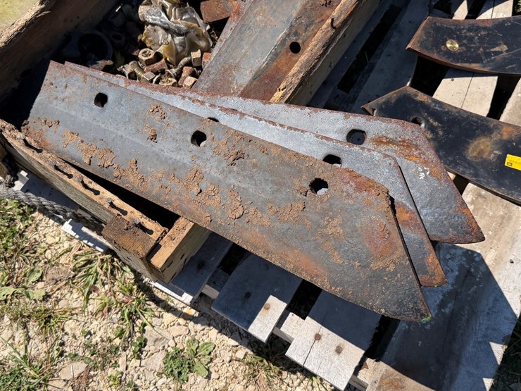 #2523-•-john-deere-mow-board-plow-part-image-2