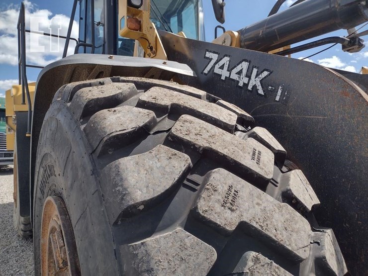 2019-deere-744kii-image-30