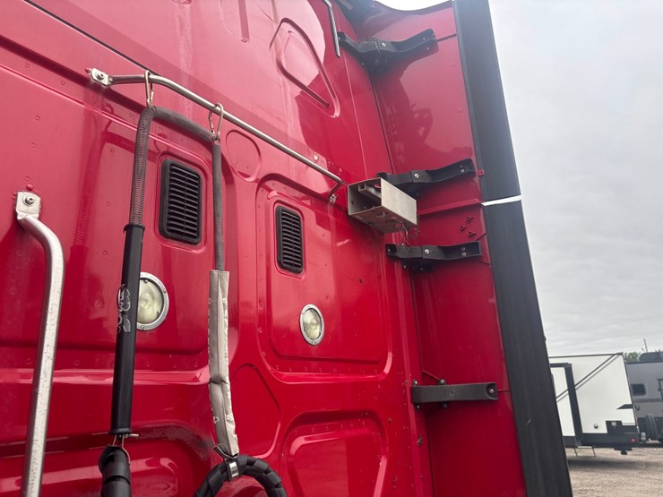2013-freightliner-cascadia-125-image-75