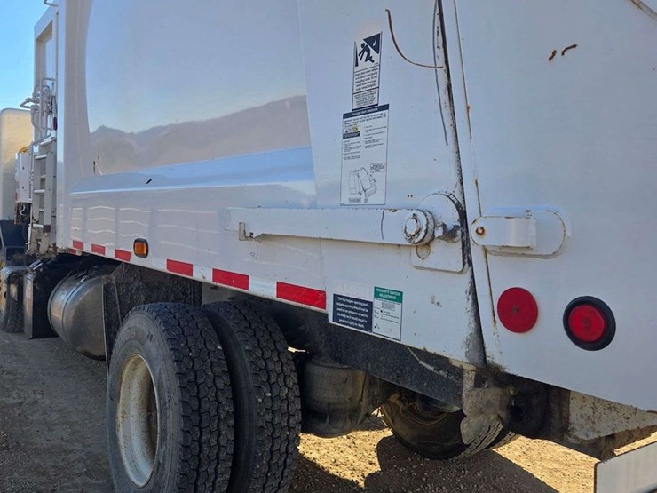 2008-peterbilt-320-image-4
