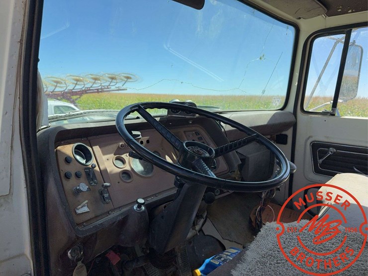 1980-ford-800-image-18