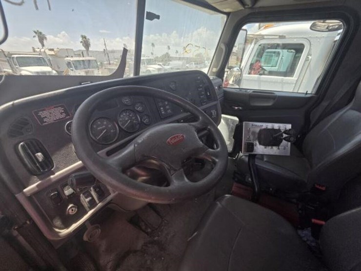 2019-peterbilt-367-image-8