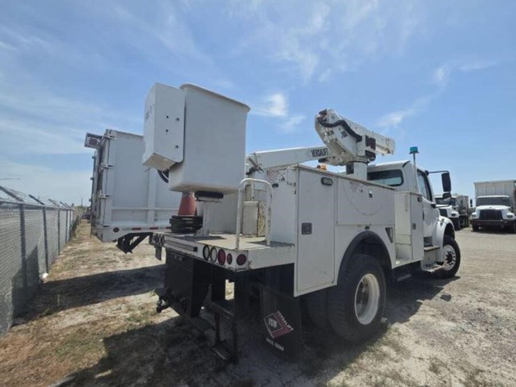 2015-freightliner-m2-106-image-3