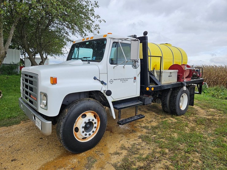#2079-•-1988-international-water-truck-image-1