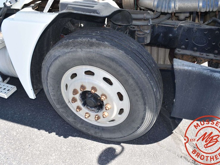 2006-freightliner-columbia-120-image-18