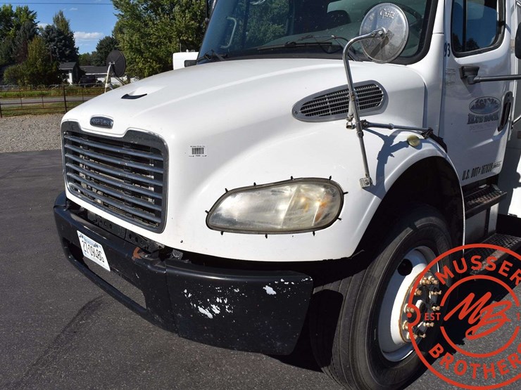 2007-freightliner-m2-106-image-13