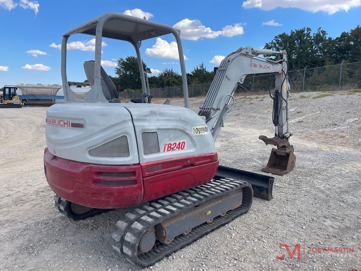 2019-takeuchi-tb240-mini-excavator-image-7