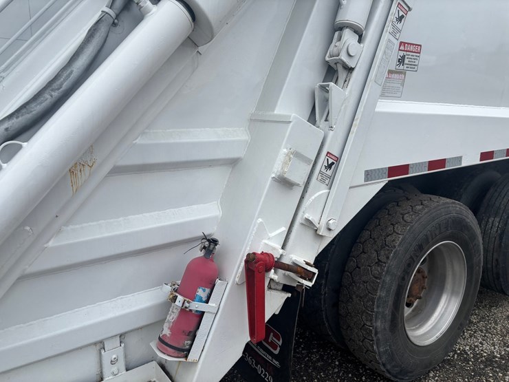 2009-gmc-7500-image-64