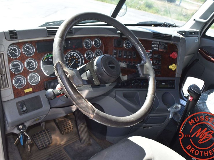 2006-freightliner-columbia-120-image-36