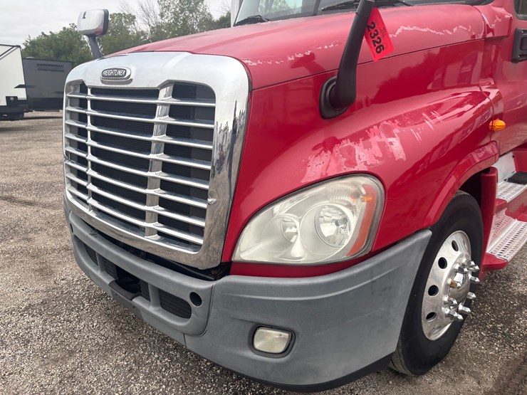 2013-freightliner-cascadia-125-image-16