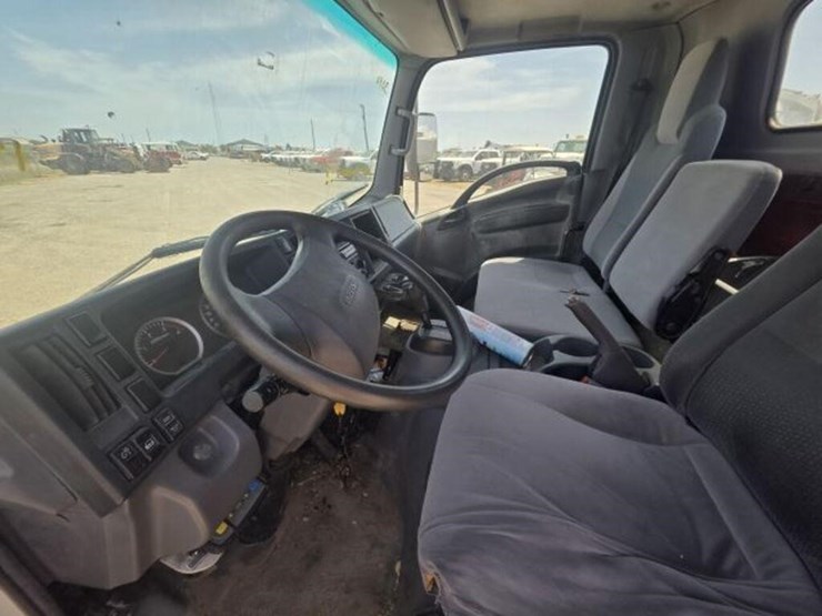 2017-isuzu-jale5w16xh7304211-image-9
