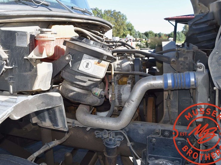 2007-freightliner-m2-106-image-15
