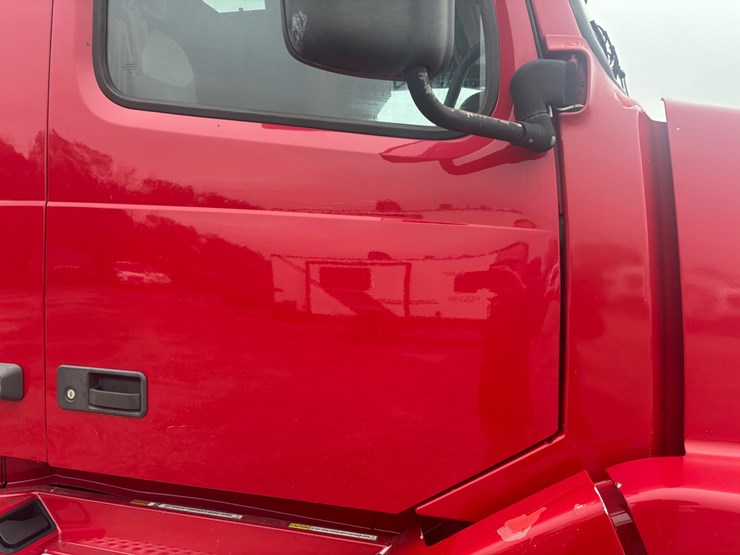 #2325-•-2010-volvo-vnl-sleeper-cab-truck-tractor-image-25