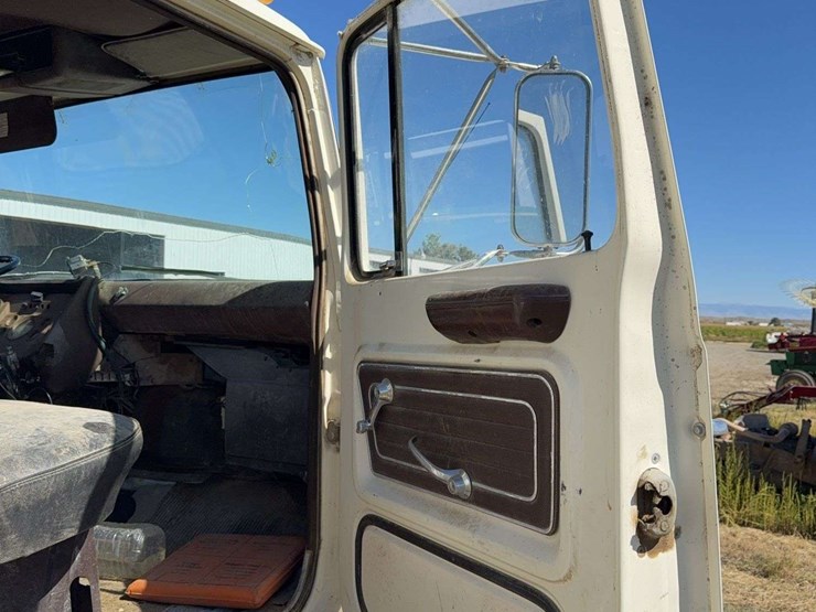 1980-ford-800-image-23