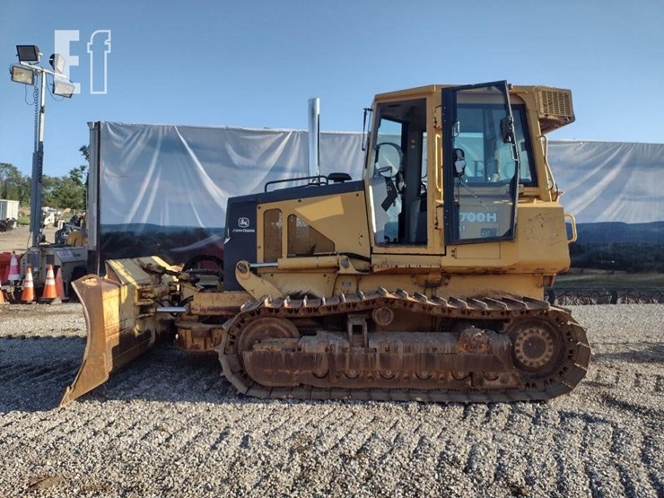 2002-deere-700h-lt-image-1