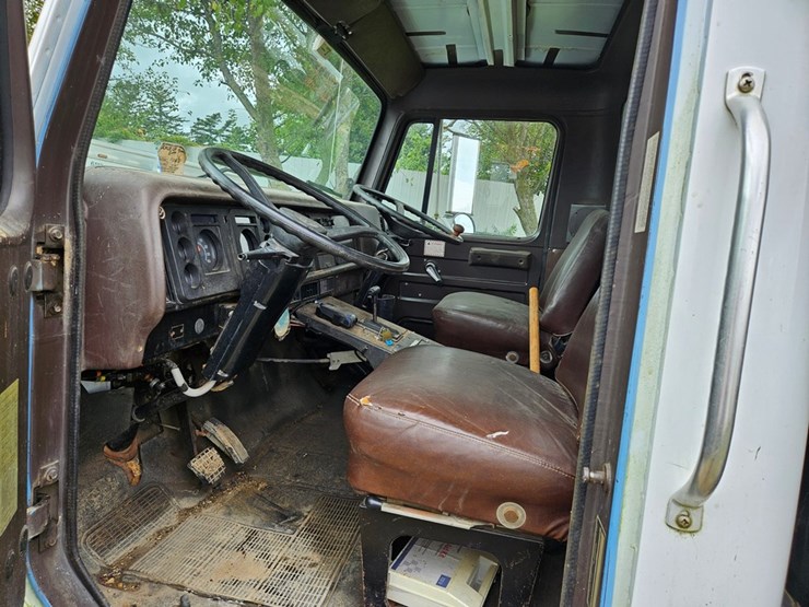 #2079-•-1988-international-water-truck-image-33