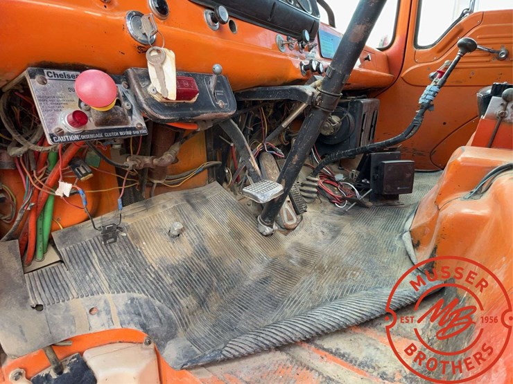 1985-ford-800-image-24