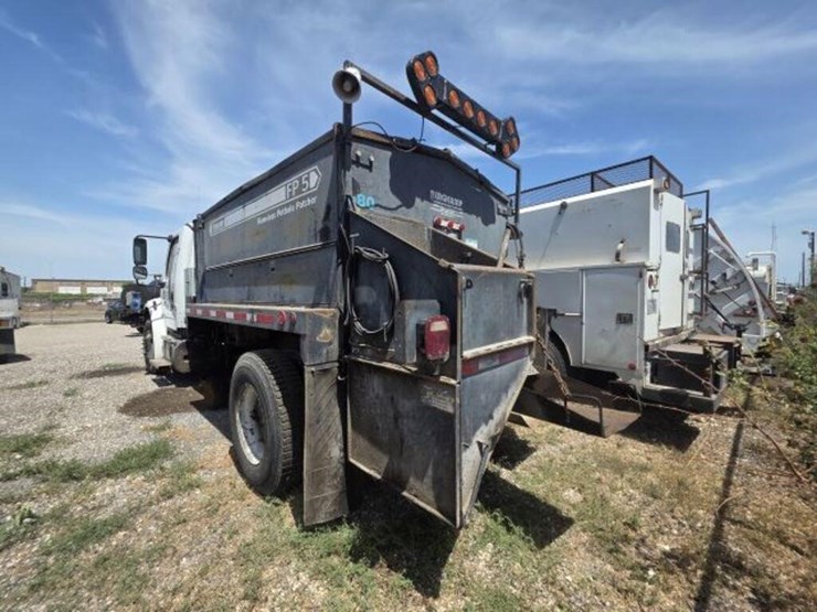 2015-freightliner-m2-106-image-4