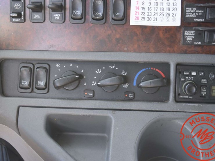 2006-freightliner-columbia-120-image-44