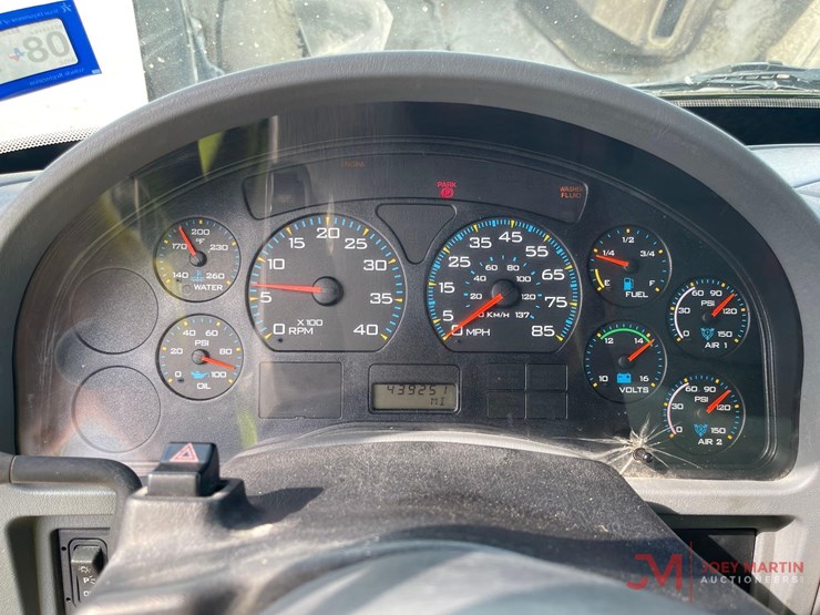 2005-international-7600-t/a-box-truck-image-24