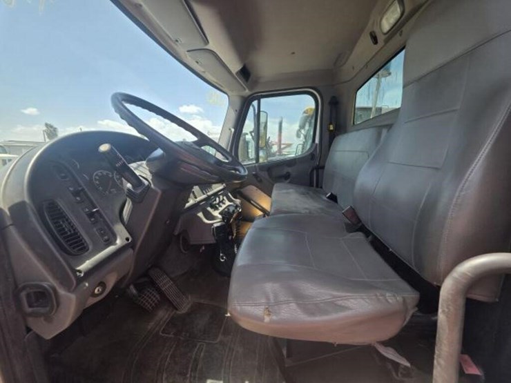 2015-freightliner-m2-106-image-5