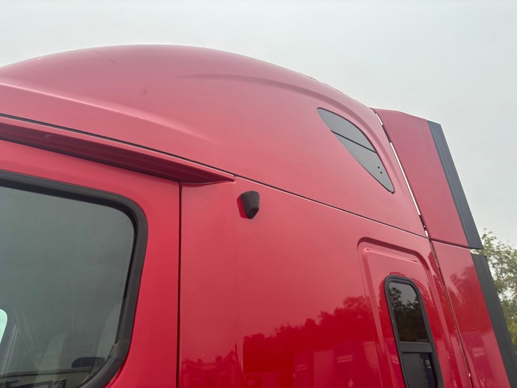 2013-freightliner-cascadia-125-image-12