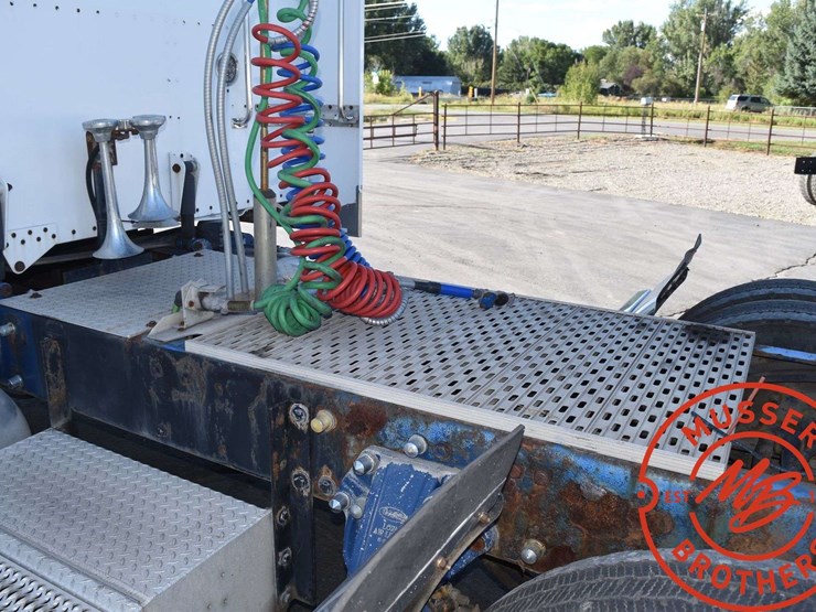 2005-peterbilt-379-image-39