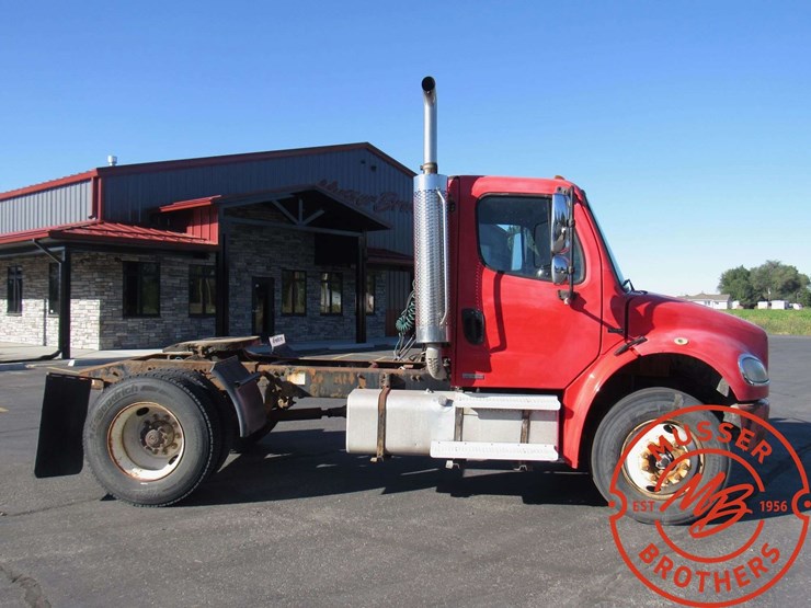 2003-freightliner-fl70-image-3