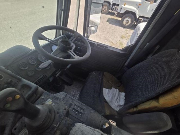 2014-peterbilt-320-image-8