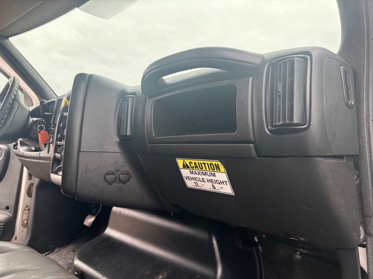 2009-gmc-7500-image-36