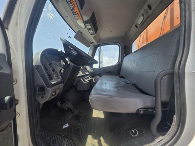 2018-freightliner-m2-106-image-7