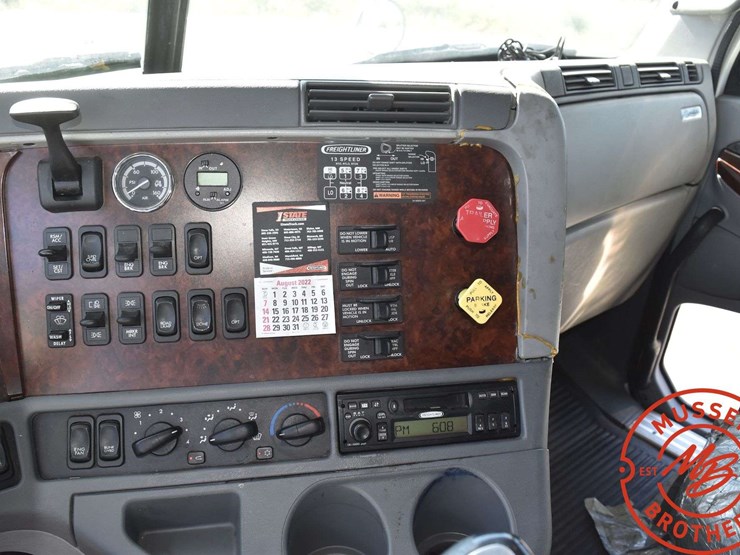 2006-freightliner-columbia-120-image-40