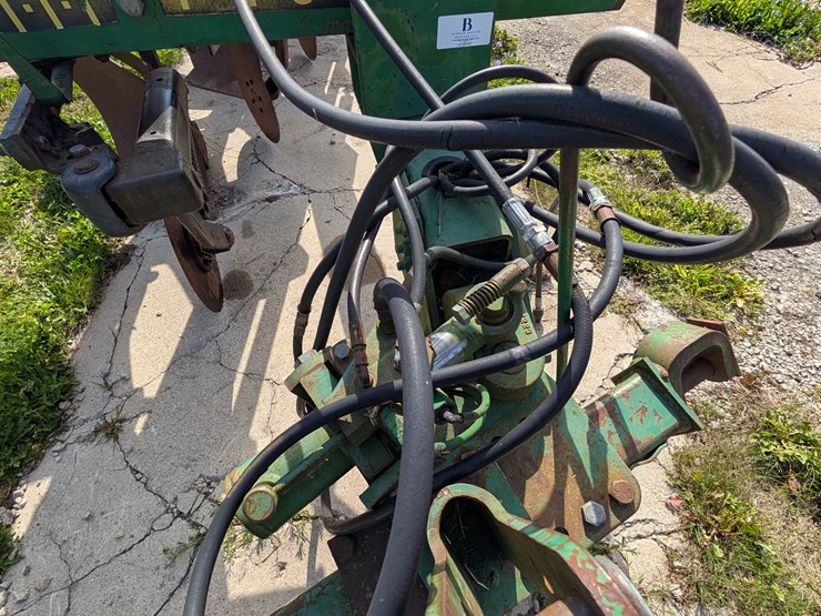 john-deere-2810-image-4
