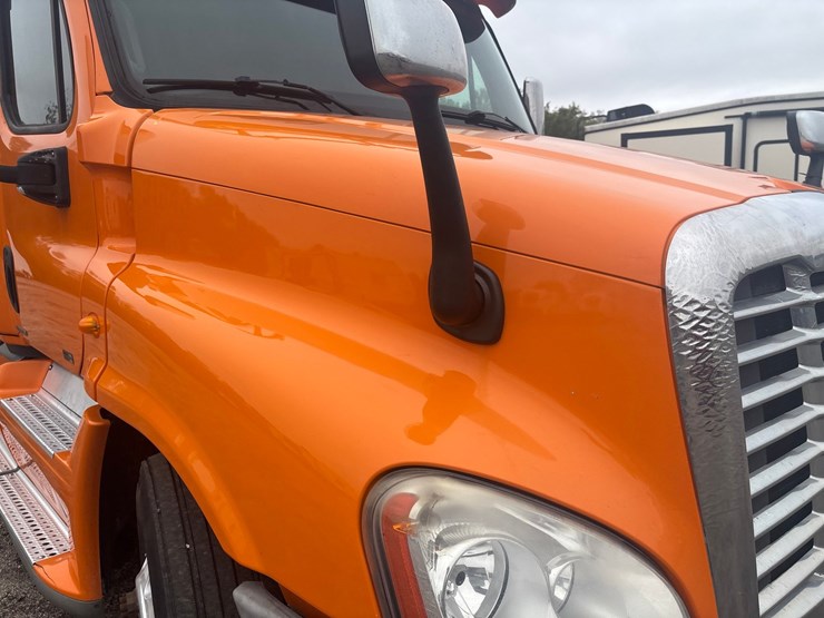#2335-•-2012-freightliner-cascadia-sleeper-cab-truck-tractor-image-23