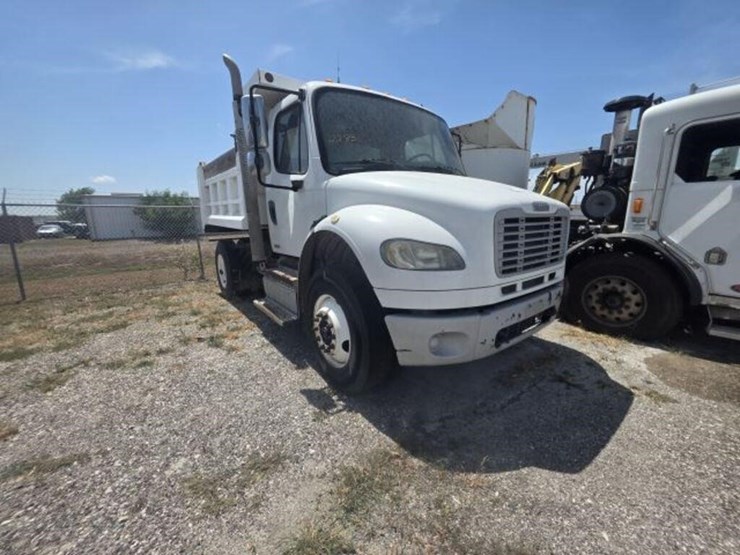 2012-freightliner-m2-106-image-3