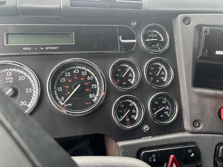 2013-freightliner-cascadia-125-image-68