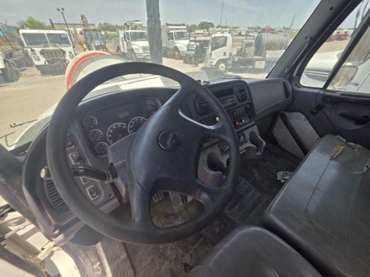 2013-freightliner-114sd-image-6