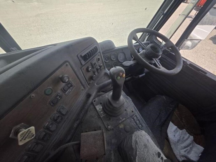 2014-peterbilt-320-image-9