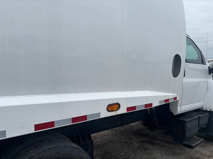 2009-gmc-7500-image-67