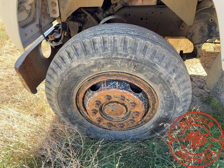 1980-ford-800-image-9