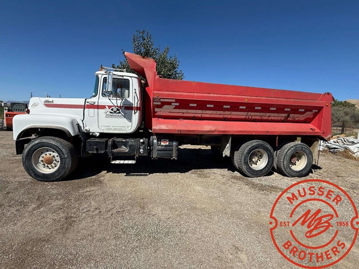 1979-mack-valueliner-image-2