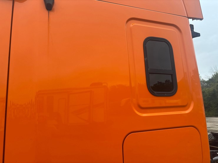 #2335-•-2012-freightliner-cascadia-sleeper-cab-truck-tractor-image-14