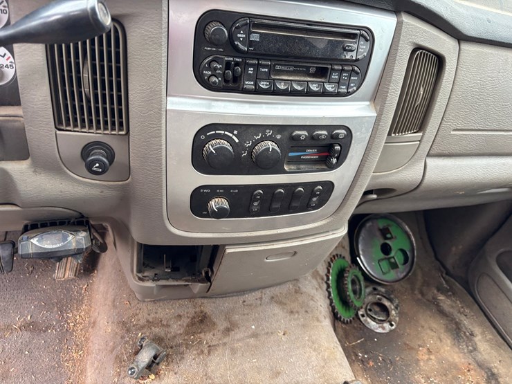 2004-dodge-3500-image-30
