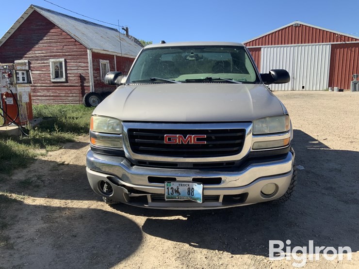 2004-gmc-sierra-2500-image-2
