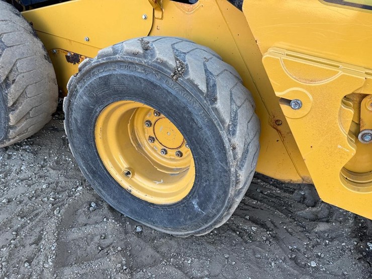 2020-caterpillar-242d3-image-16
