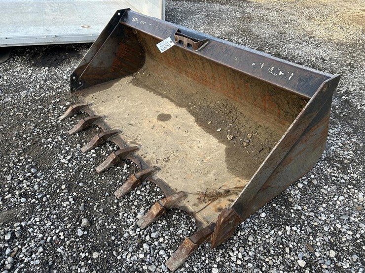 76”-skid-steer-tooth-bucket-image-1